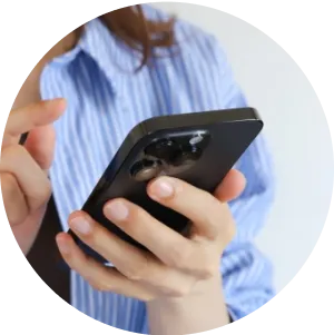スマートフォンで申し込みをする様子