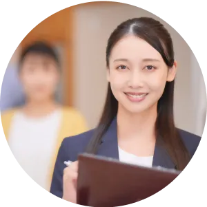 ファイルを抱えた女性